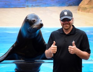 Toby Keith two thumbs up for Clyde the sea lion