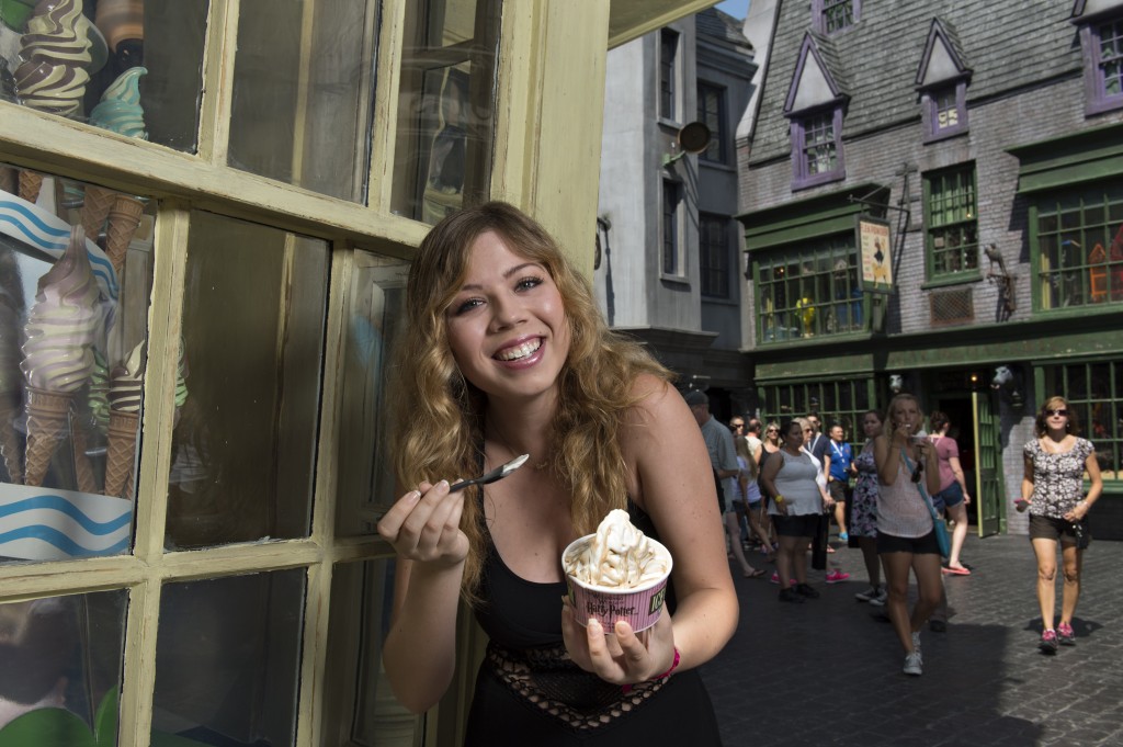 Jennette McCurdy at Diagon Alley