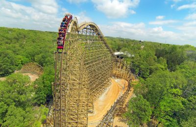 Do a barrel roll. . . x2 #outlawrun @sdcattractions #silverdollarcity  #sdcattractions #rmc @rockymountainconstruction #woodencoaster #wooden, By Amusement Insider